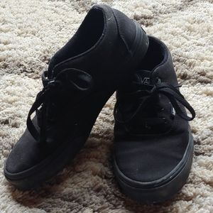 Boys black Van tennis shoes size 4